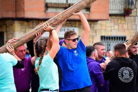 Duruelo de la Sierra pinga el mayo en sus fiestas patronales