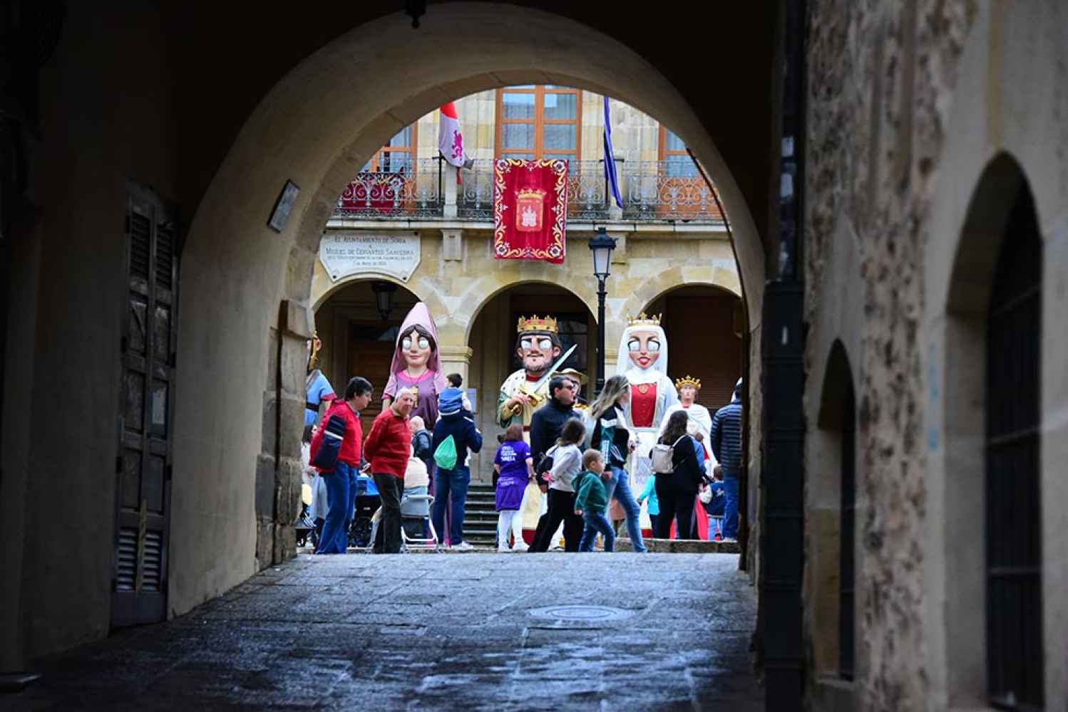 Comparsa de gigantes y cabezudos en las fiestas de San Saturio