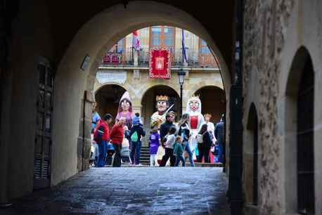 Comparsa de gigantes y cabezudos en las fiestas de San Saturio