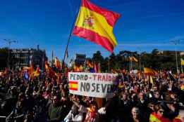 Manifestación en Madrid para protestar por escándalos que rodean a Gobierno