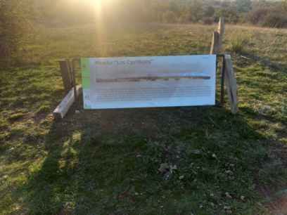 El cartel del cerro de los Castillejos, en Valonsadero, abandonado por los suelos