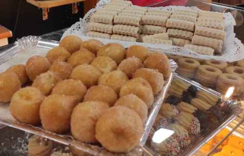 Las pastelerías sorianas llenan sus escaparates de huesos de santo y buñuelos 