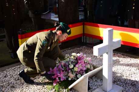 Defensa homenajea a militares caídos en panteón de cementerio del Espino, en Soria