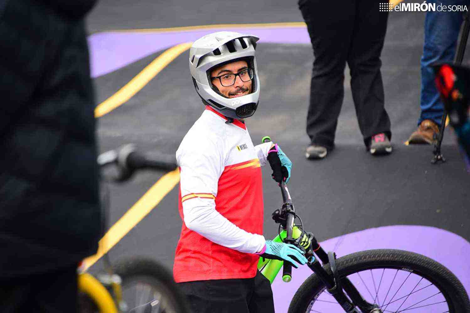 El campeón de España de pump track inaugura pista de Soria