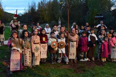 Los niños de la Asociación TierraQuemada plantan árbol en el Bosque de los Héroes