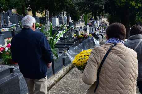 Homenaje a los difuntos en el cementerio de Soria