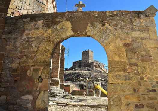 Magaña, dos barrios bajo el cerro del castillo