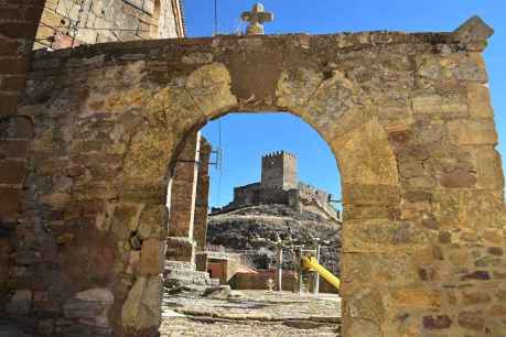 Magaña, dos barrios bajo el cerro del castillo