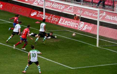 El Numancia recupera liderato tras victoria por la mínima frente a filial del Racing