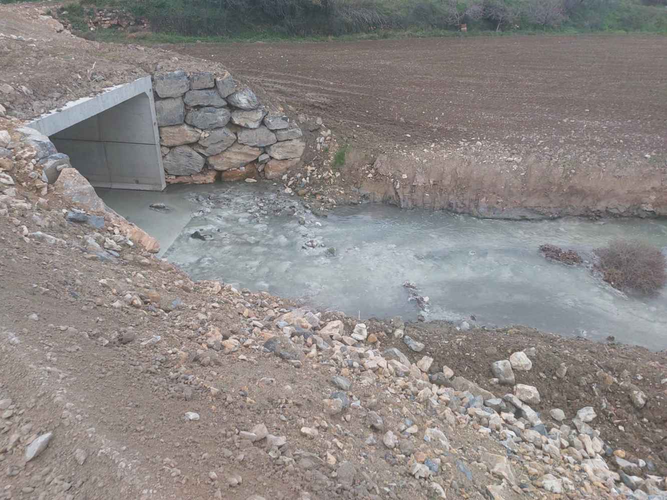 ASDEN denuncia nuevos vertidos al cauce del río Val ASDEN denuncia nuevos vertidos al cauce del río Val