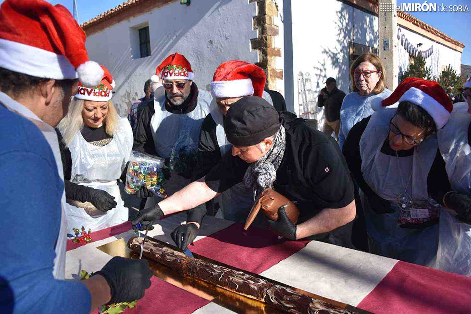 San Andrés de Soria elabora y degusta un tronco navideño y solidario