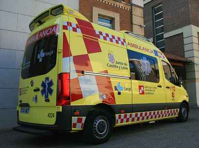 Atendidas cuatro personas tras colisión entre turismo y ambulancia en Burgos