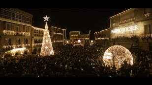 Ribadavia resplandece con espectacular iluminación navideña de Ferrero Rocher