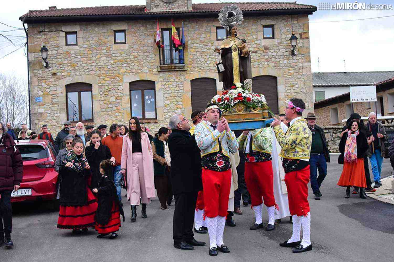 Casarejos baila las danzas del paloteo en sus fiestas de invierno