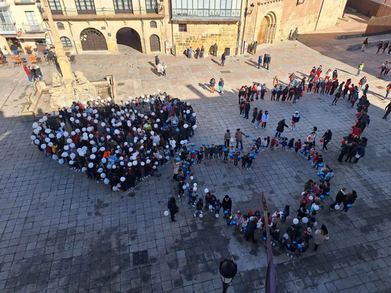 Celebración multitudinaria del día de la Paz en el colegio Trilema Soria Celebración multitudinaria del día de la Paz en el colegio Trilema Soria