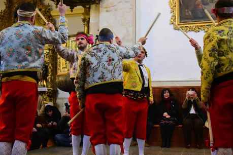 Casarejos baila al son de sus danzas del paloteo 