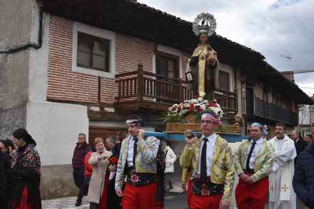 Casarejos procesiona a la Virgen de la Paz