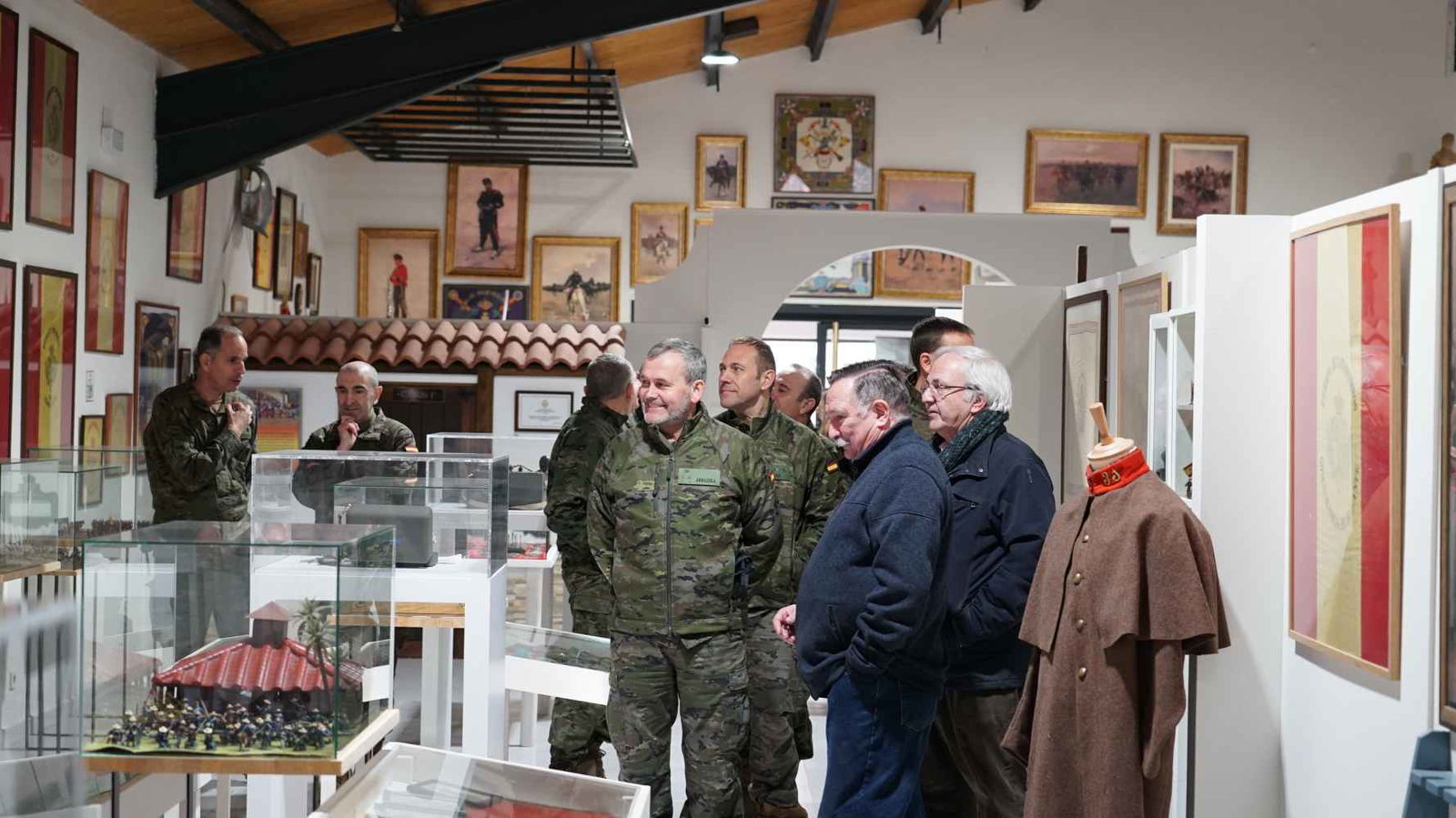 El representante del Ejército de Tierra en Castilla y León y Cantabria visita museo de asociación “Retógenes" El representante del Ejército de Tierra en Castilla y León y Cantabria visita museo de asociación “Retógenes"