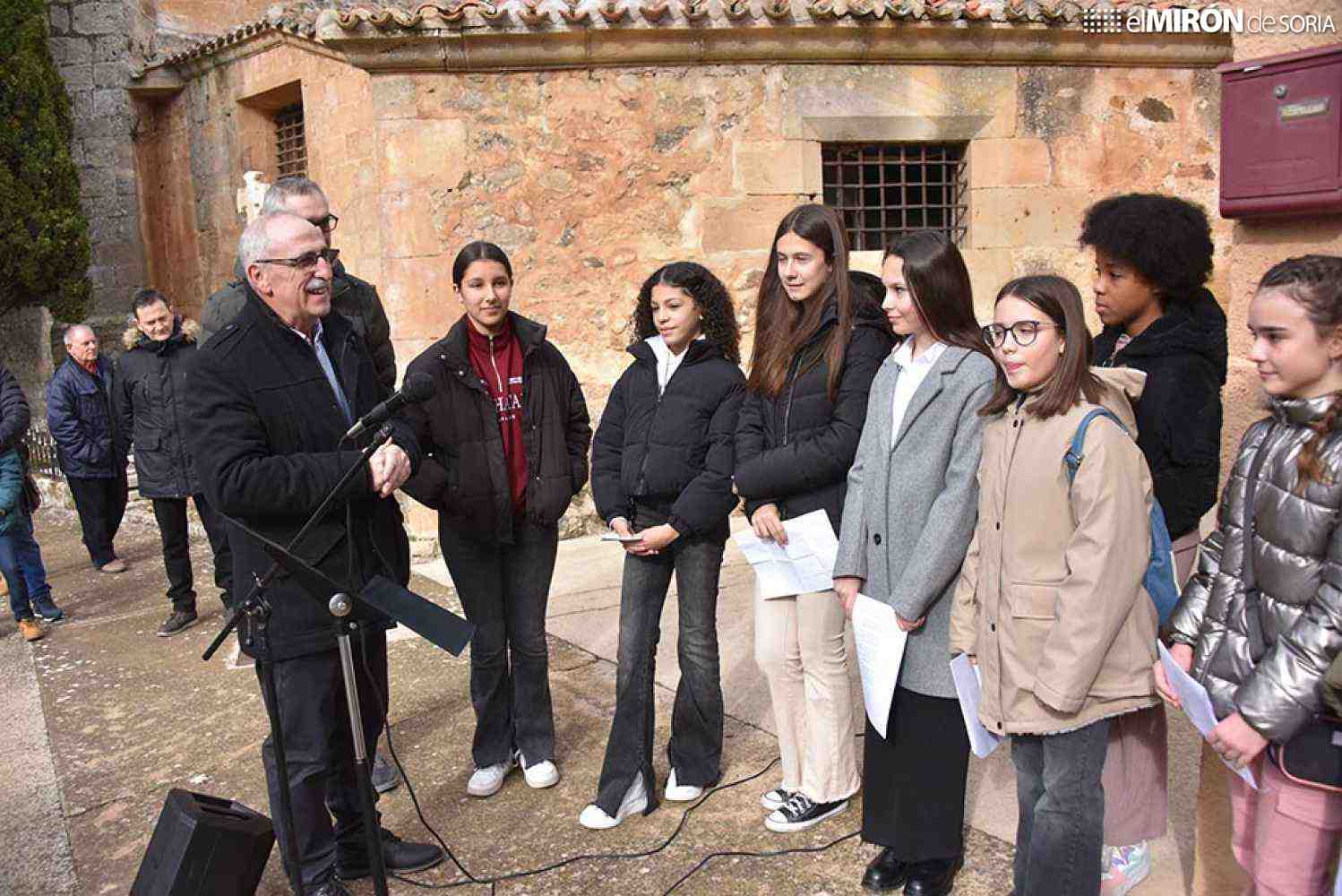 Flores y versos para honrar la memoria del poeta Antonio Machado en Soria