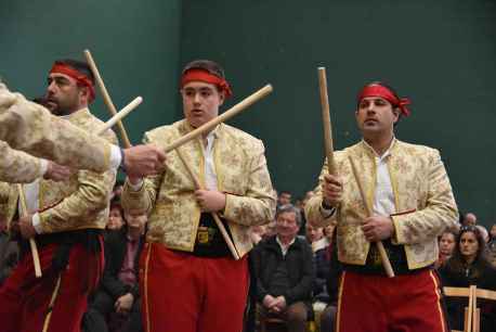 San Leonardo se emociona con las danzas del paloteo 