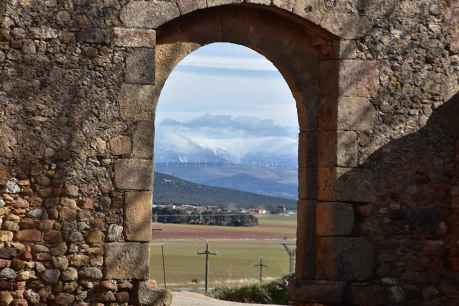 Peroniel del Campo, rodeado de los campos de Araviana 