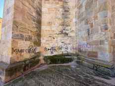 Las pintadas ensucian el ábside de la iglesia de La Mayor, de Soria