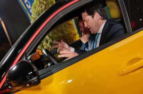 Mañueco pide al Gobierno un pacto para impulsar competitividad en automoción Mañueco pide al Gobierno un pacto para impulsar competitividad en automoción