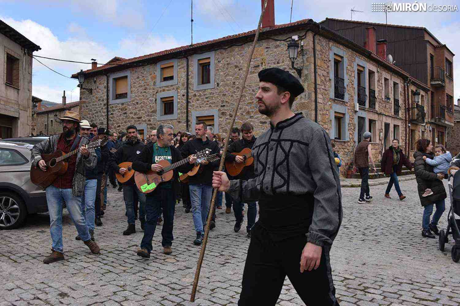 La ronda popular aúna a todas las generaciones en Duruelo de la Sierra