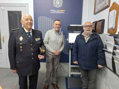 La Policía Nacional instala PAD en Ayuntamiento de El Burgo de Osma La Policía Nacional instala PAD en Ayuntamiento de El Burgo de Osma