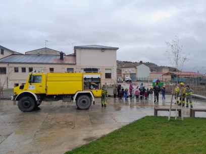 La BRIF de Lubia participa en campaña contra incendios en colegio de Langa La BRIF de Lubia participa en campaña contra incendios en colegio de Langa