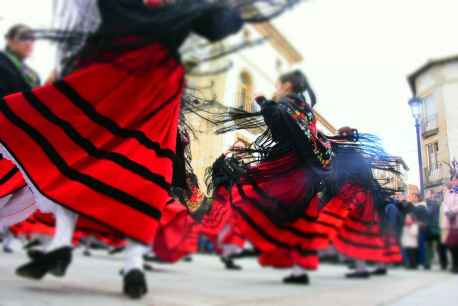 El grupo de jotas de Covaleda danza los bailes tradicionales en la feria del Chorizo artesanal