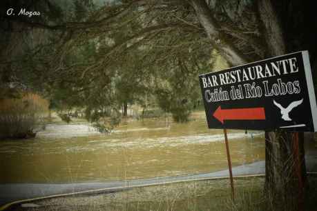 Carretera cortada y río desbordado en el Cañón del Río Lobos