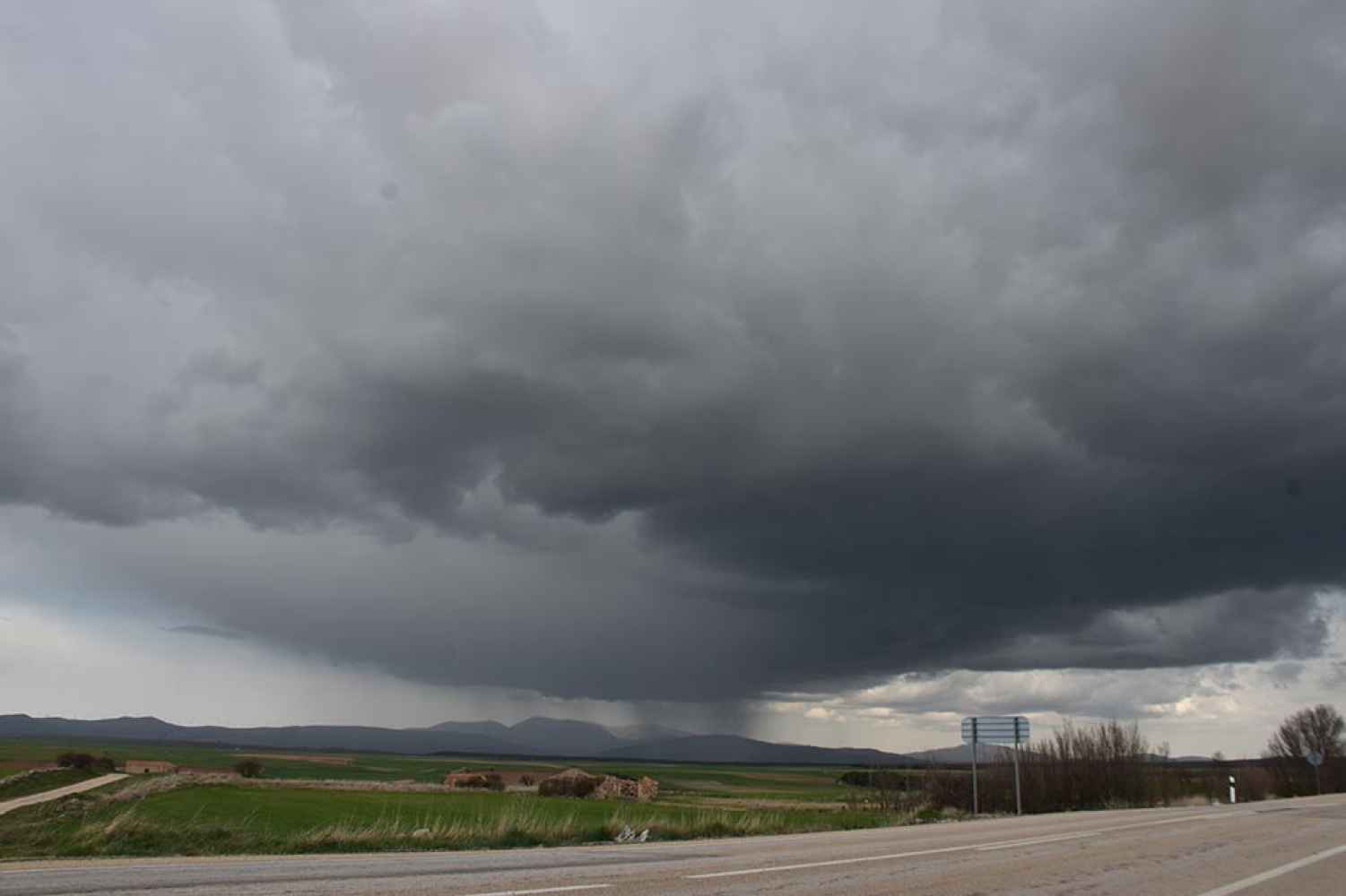 Tormenta de abril en el Moncayo, desde Cardejón 