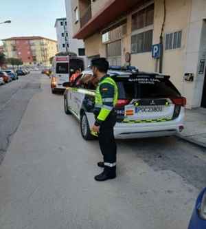 La Guardia Civil auxilia a conductor que parecía encontrarse enfermo y conducía de forma anómala La Guardia Civil auxilia a conductor que parecía encontrarse enfermo y conducía de forma anómala