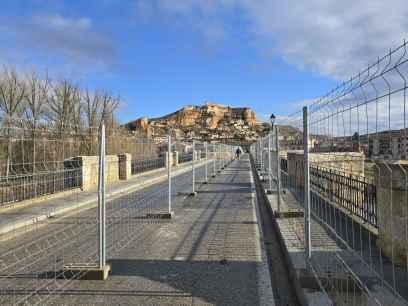 Los castellanistas ponen al puente de San Esteban, como simbolo del abandono de Castilla Los castellanistas ponen al puente de San Esteban, como simbolo del abandono de Castilla