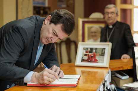 Mañueco firma en libro de condolencias por fallecimiento del papa Francisco Mañueco firma en libro de condolencias por fallecimiento del papa Francisco