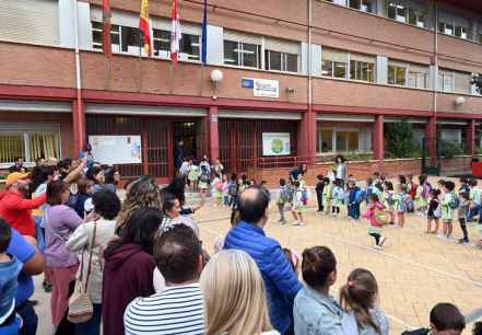 La Junta subvenciona facilita participación en centros educativos a más de 330 asociaciones de madres y padres La Junta subvenciona facilita participación en centros educativos a más de 330 asociaciones de madres y padres