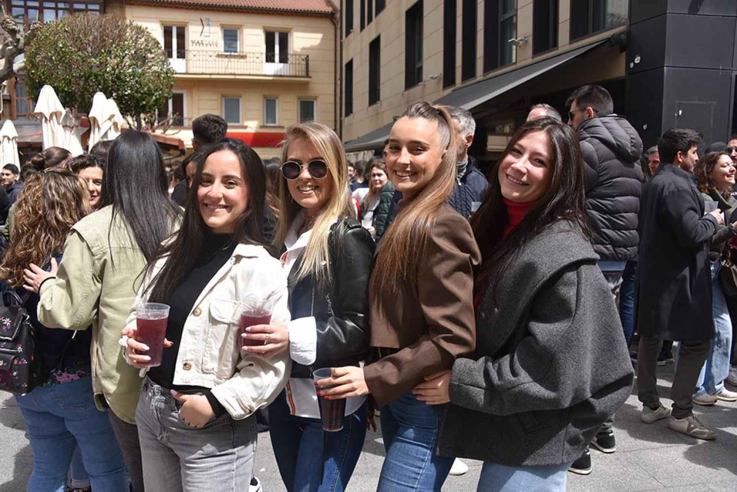 Las peñas sanjuaneras comparten vermú de hermanamiento en el Catapán