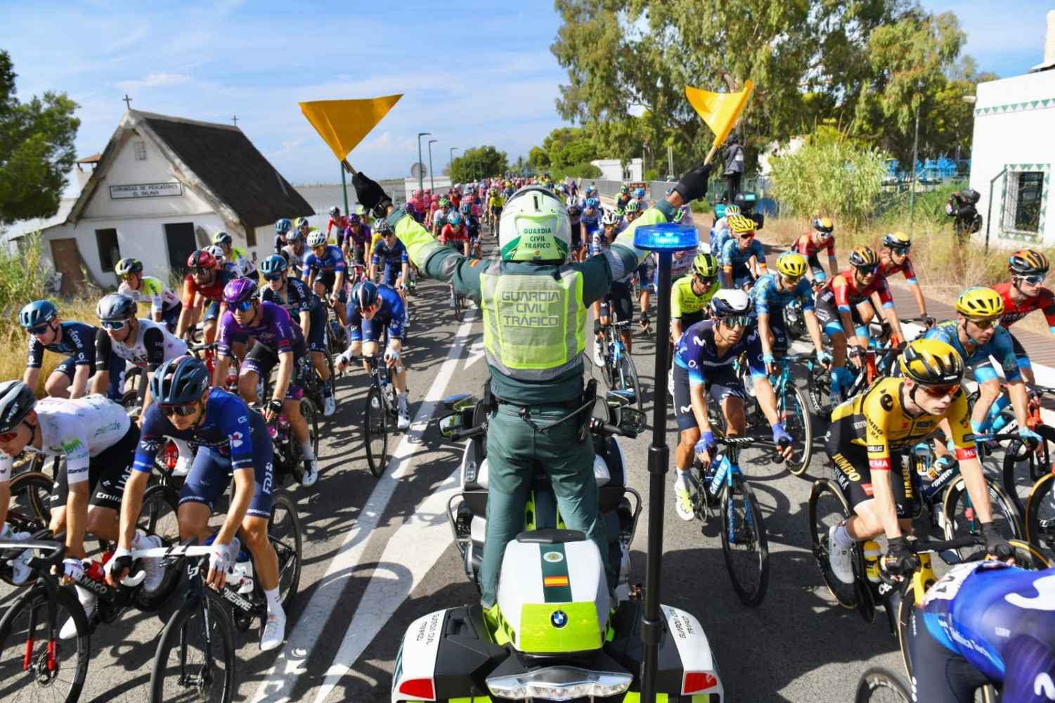 La Unidad de Movilidad y Seguridad Vial de la Guardia Civil abre paso a la Vuelta Ciclista a España Femenina
