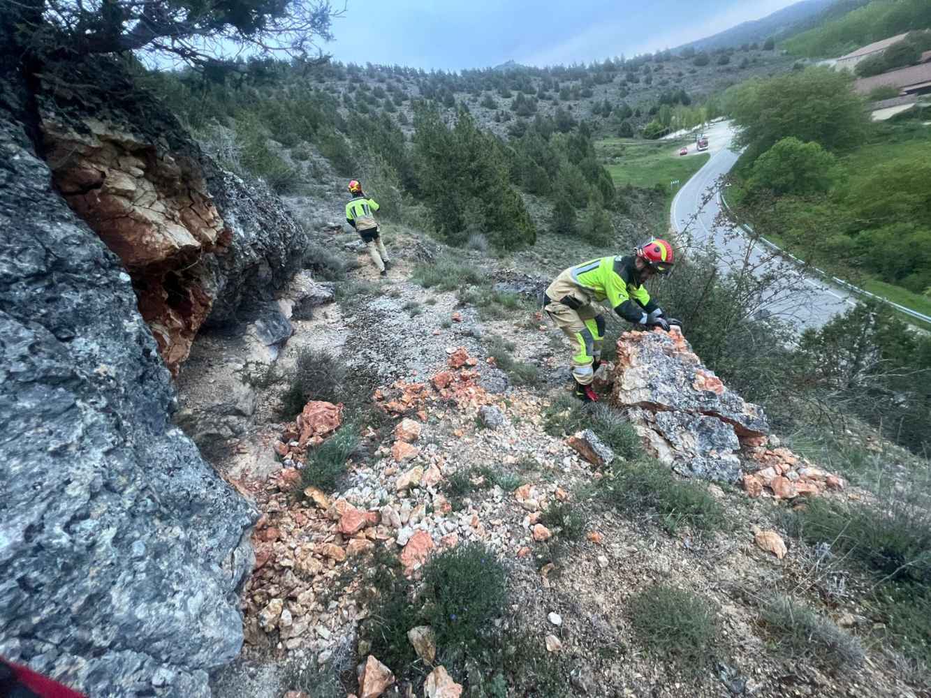 Bomberos de Diputación anulan riesgo de caída de roca a la carretera de Ucero