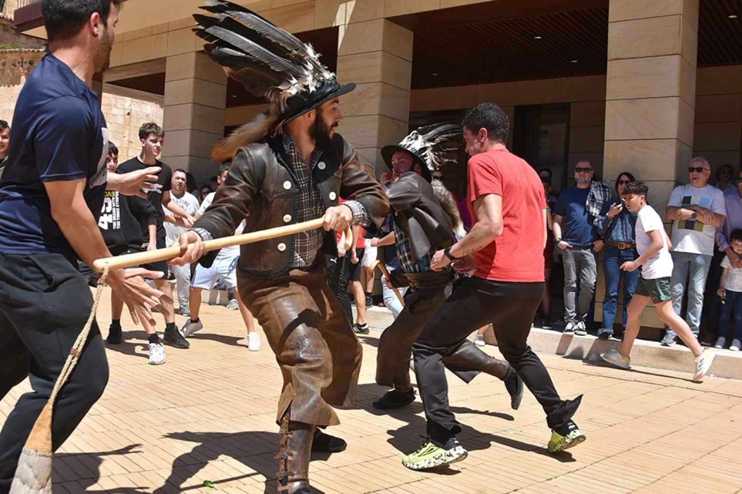 Los Zarrones mandan, a golpe de zambombazo, en Almazán