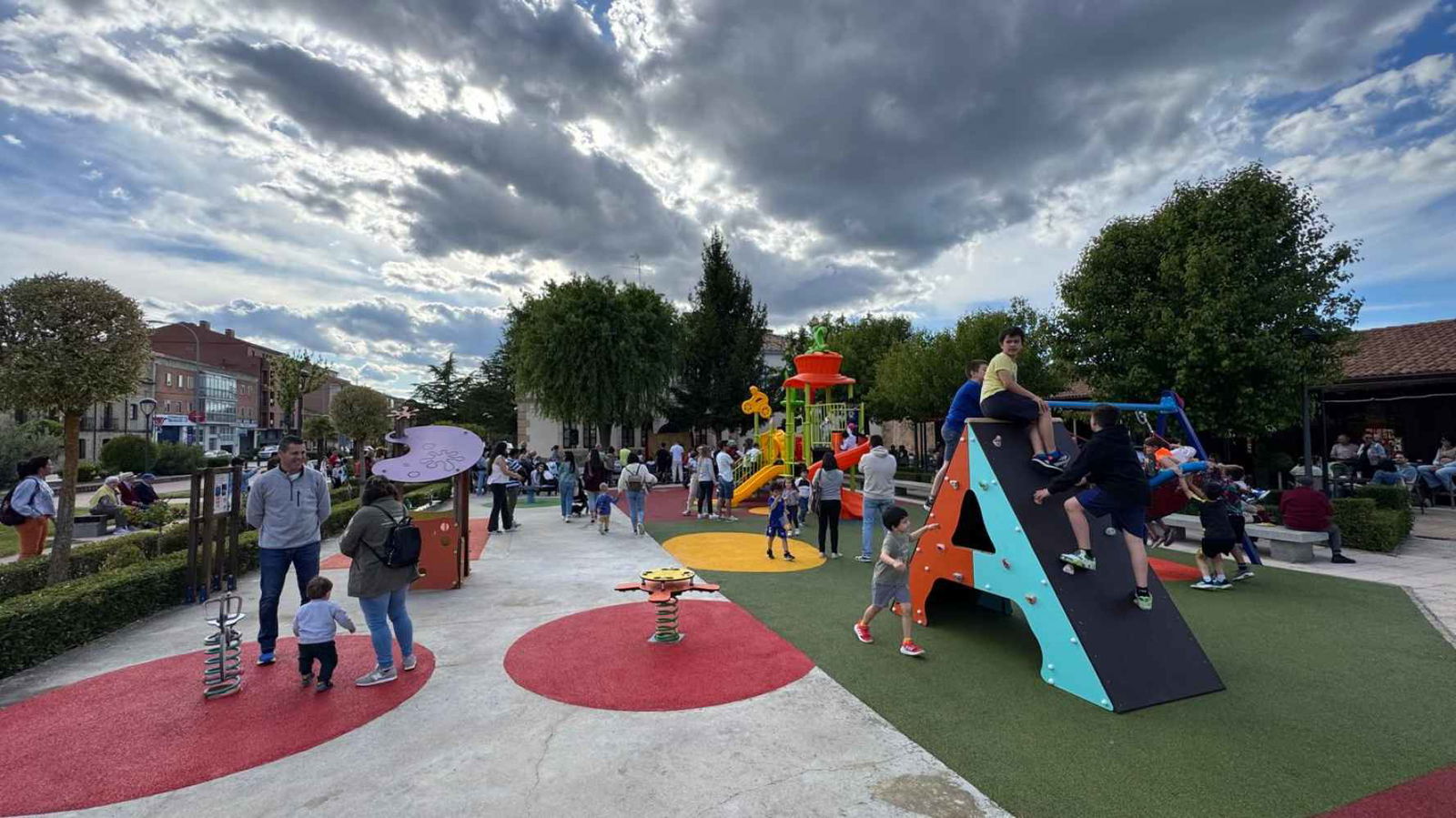 El Burgo de Osma reabre con éxito el parque infantil de las piscinas 