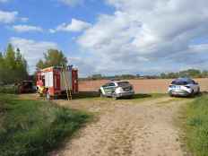 Los Bomberos rescatan a varón atrapado por desprendimiento en río Duero, en Almazán