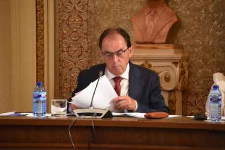 Serrano se muestra partidario de penalizar a empresas que incumplen contratos Serrano se muestra partidario de penalizar a empresas que incumplen contratos