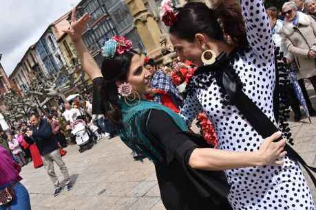 Soria baila por sevillanas en cierra de Feria de Abril del barrio del Calaverón