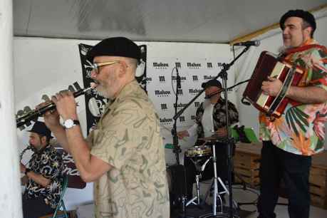 Vermut musical con la Orquestina La Cantina