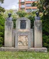 Se llevan la placa del monumento que homanajea a autores de canciones sanjuaneras