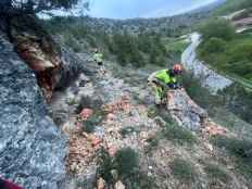 Bomberos de Diputación anulan riesgo de caída de roca a la carretera de Ucero