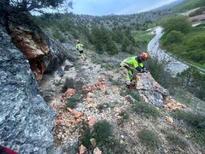 Bomberos de Diputación anulan riesgo de caída de roca a la carretera de Ucero Bomberos de Diputación anulan riesgo de caída de roca a la carretera de Ucero