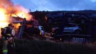 Incendio de un camión que llevaba coches eléctricos en La Bigornia